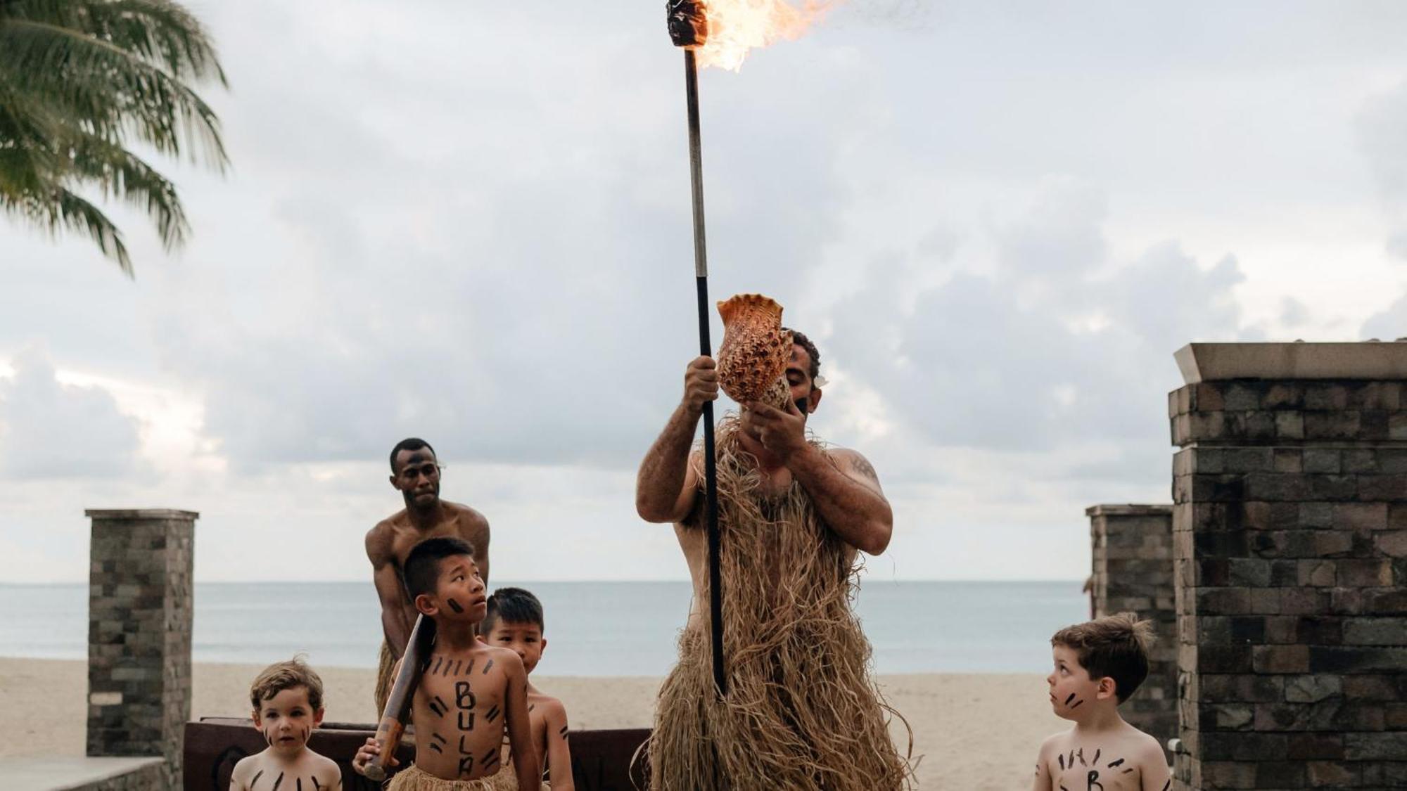 Intercontinental Fiji Golf Resort & Spa By Ihg Natadola Exterior foto The flame is carried by the first torchbearer, John Davies, at the 1956 Olympics