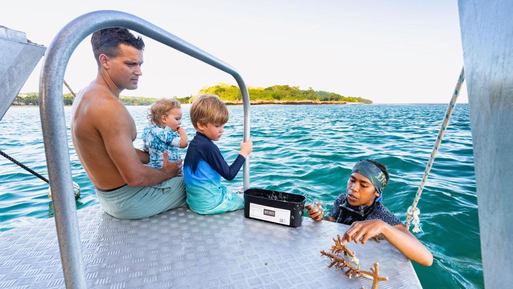 Intercontinental Fiji Golf Resort & Spa By Ihg Natadola Exterior foto A family fishing in the Florida Keys