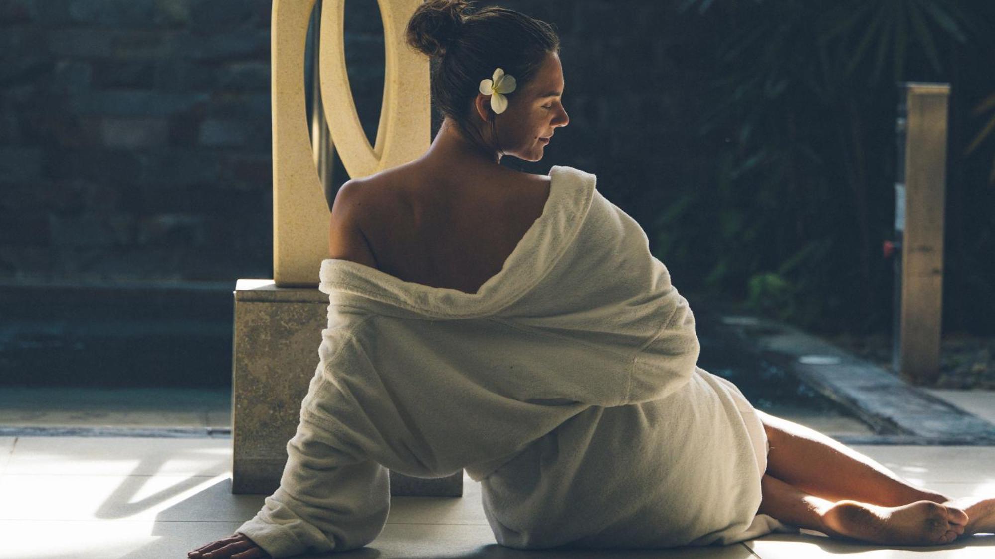 Intercontinental Fiji Golf Resort & Spa By Ihg Natadola Exterior foto A woman wearing a bathrobe