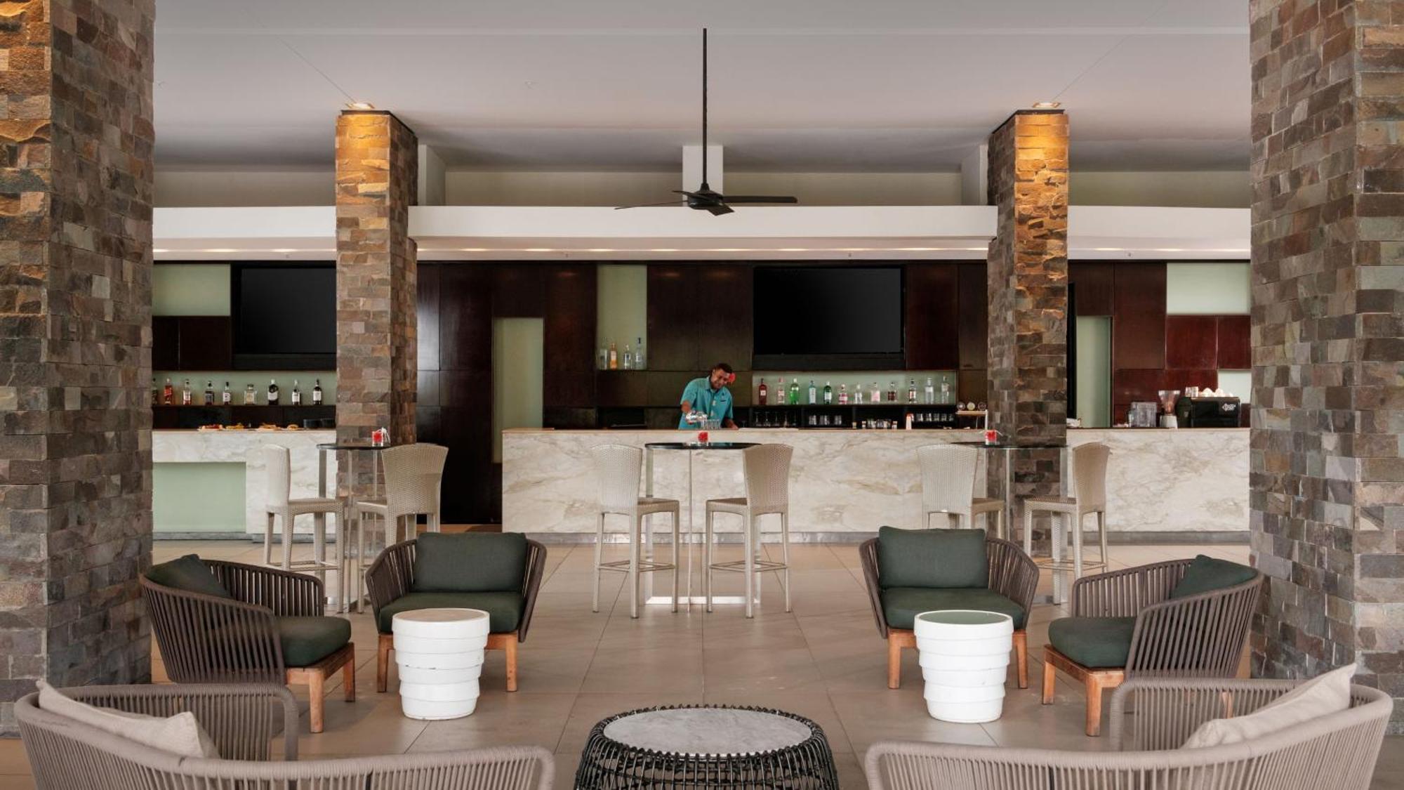 Intercontinental Fiji Golf Resort & Spa By Ihg Natadola Exterior foto The bar at the lobby