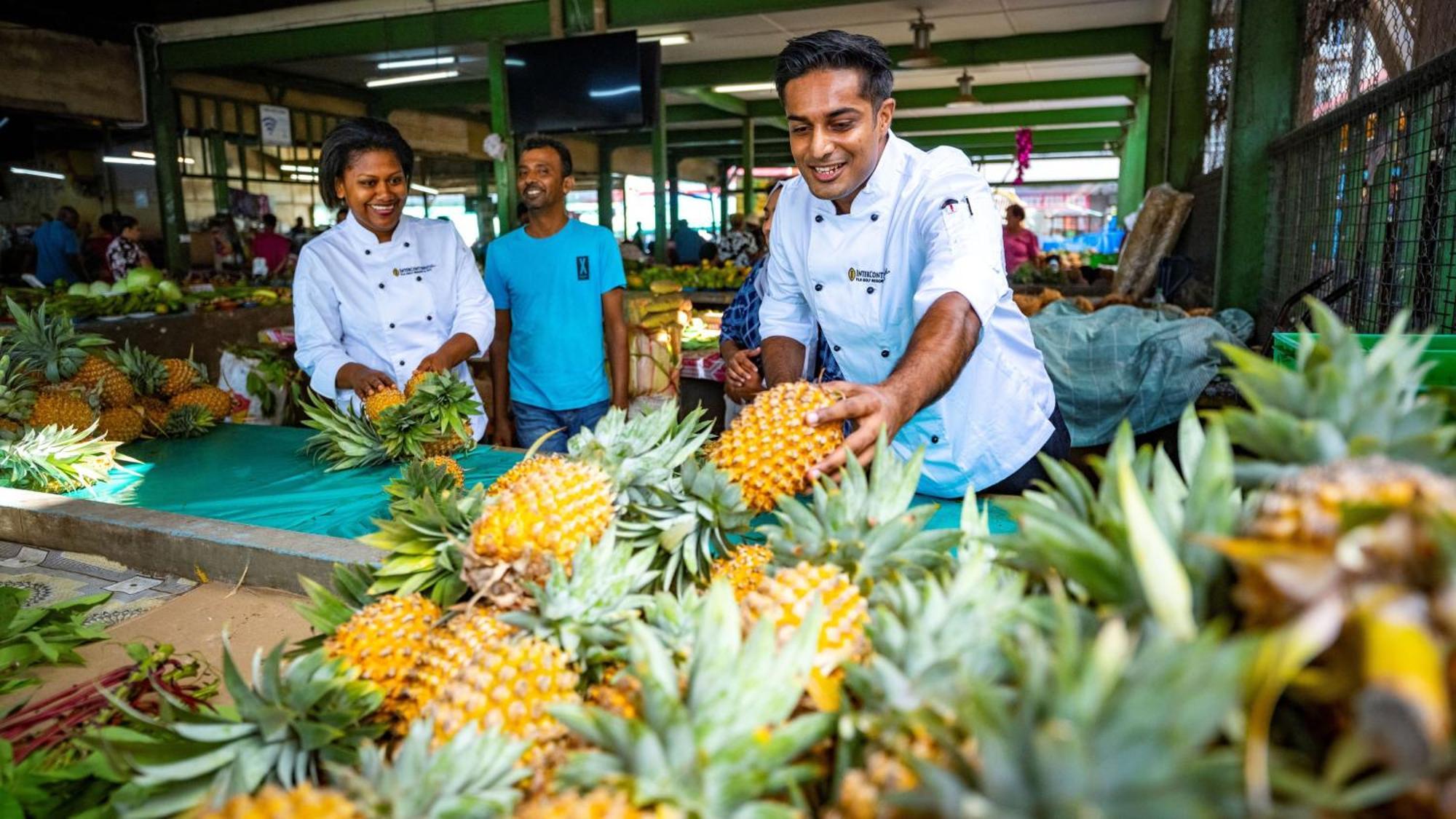Intercontinental Fiji Golf Resort & Spa By Ihg Natadola Exterior foto Pineapples at the Mzuzu market